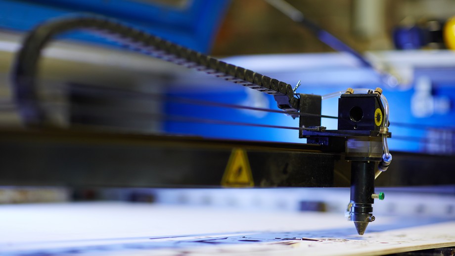 Machine de gravure et d&eacute;coupe laser en action